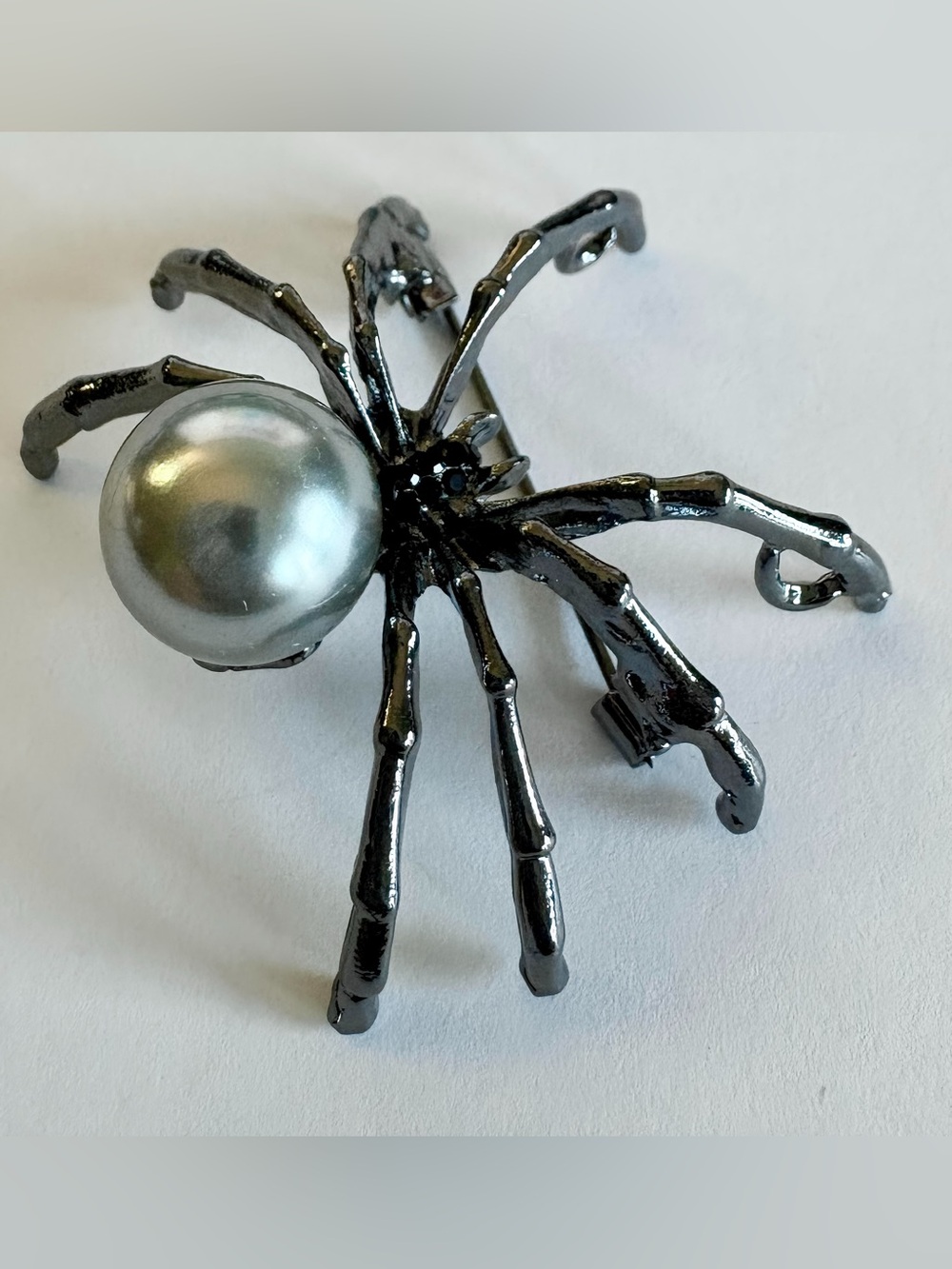 Gunmetal Faux Pearl Spider Brooch - Gothic Creepy Pin - Picture 3 of 3